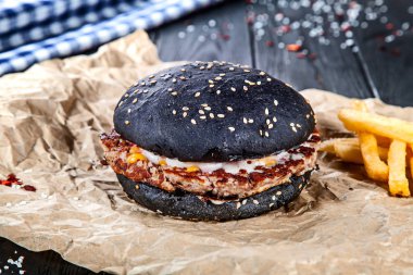 Siyah Burger et, sos ve sebze Kraft kağıt üzerinde. Amerikan fast food görünümü kapatın. Restoran, yemek menüsü, yemek tarifi, Cafe konsept. Kopya alanı sayesinde Live tarzı