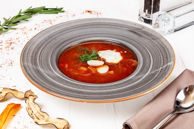 Geleneksel Ukrayna Pancar çorbası görünümünü kapatın. Restoran, yemek menüsü, yemek tarifi, Cafe konsept. Kopya alanı ile bir yaşam tarzı. Ukraynalı mutfağı.