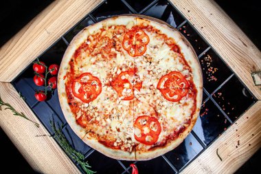 Üstten görünüm pizza siyah arka plan üzerinde. ingridients ile. İtalyan mutfağı. Yemeye hazır. Restoran, yemek menüsü, yemek tarifi, Cafe konsept. Kopya alanı sayesinde Live tarzı