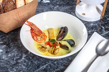 Hizmet deniz ürünleri krem-ekmek çorbası görünümünü kapatın. Karides, midye, Midye çorbası. Restoran yemek menüsü, tarifi fotoğraf kopya alanı ile