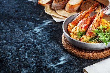 Karides tavada mermer Tablo görünümü kapatın. Yeşil ve ekmek ile deniz ürünleri. Restoran yemek menüsü, tarifi fotoğraf kopya alanı ile