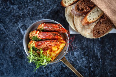 Üstten Görünüm üzerinde mermer masa üzerinde tavada karides. Yeşil ve ekmek ile deniz ürünleri. Restoran yemek menüsü, tarifi fotoğraf kopya alanı ile