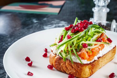 Bakış ekmek krem peynir, avokado ve somon beyaz tabakta üzerine kapatın. Kopya alanı ile taze ve sağlıklı bir kahvaltı yemek. Restoran yemek menüsü, tarifi fotoğraf
