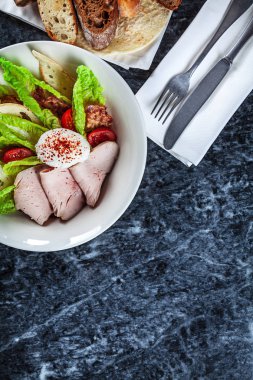 Sağlıklı taze kahvaltı üstten görünüm. Fotoğraf ekmek, haşlanmış yumurta ve et kopya alanı için metin ile mermer tabloda salatası. Yukarıdan vurdu. Restoran, yemek menüsü, tarifi fotoğraf