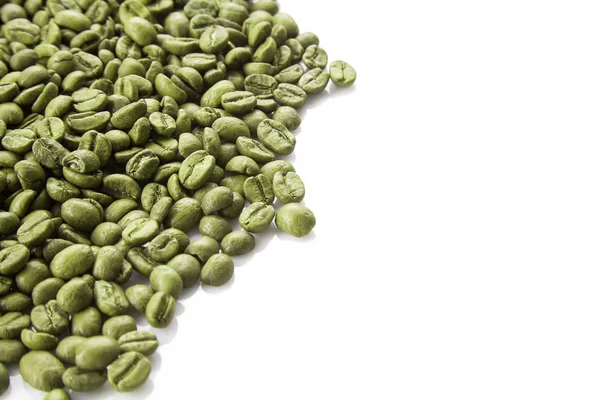 Nahaufnahme Auf Einem Haufen Grüner Kaffeebohnen Isoliert Auf Weißem Hintergrund — Stockfoto