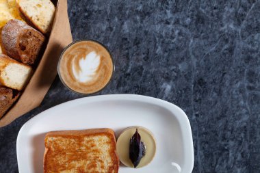 Lezzetli düz yemek kahvaltı için mermer açayım. Üstten Görünüm tasarımı için kopya alanı ile ezme, ekmek ve kahve latte ile kızarmış ekmek üzerine. Avrupa mutfağı taze ve sağlıklı bir kahvaltı