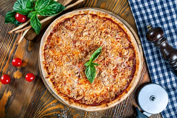 Вид Зверху Домашнє Тунця Свіжий Італійської Піци Піца Сільському Тлі — стокове фото