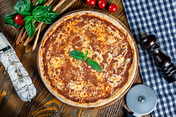 Вид Зверху Домашні Італійські Піца Bolognese Піца Сільському Дерев Яними — стокове фото