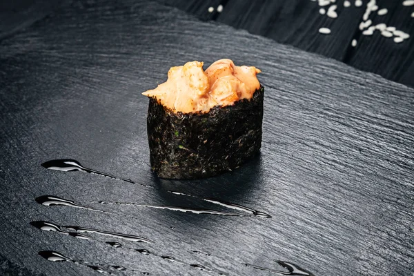 Zblízka Pohled Gunkan Sushi Pikantní Omáčkou Krevety Tmavém Pozadí Kamene — Stock fotografie