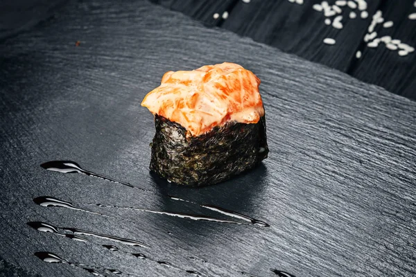 Zblízka Pohled Gunkan Sushi Pikantní Omáčkou Lososem Tmavém Pozadí Kamene — Stock fotografie