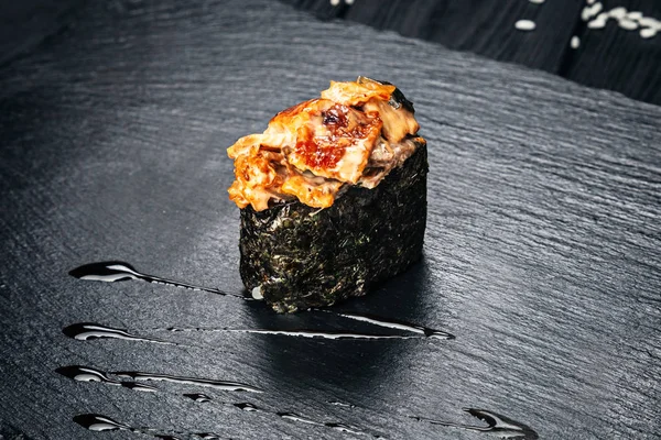 Zblízka Pohled Gunkan Sushi Pikantní Omáčkou Úhoře Tmavém Pozadí Kamene — Stock fotografie