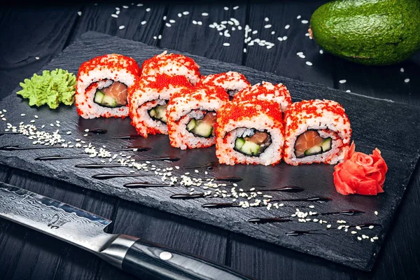 Vista Cerca California Roll Sushi Con Caviar Tobiko Salmón Queso — Foto de Stock