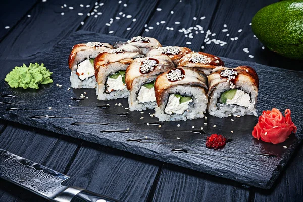 Výhled Sushi Úhořem Tmavém Kameni Podávaný Zázvorem Wasabi Dřevěným Černým — Stock fotografie