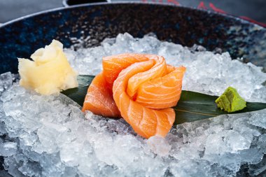 Buzüzerinde servis somon sashimi yakın görünümü. Geleneksel Japon yemeklerinin en iyi görünümü. Taze ton balığı yemeye hazır. Tasarım için kopya alanı. Çiğ deniz ürünleri