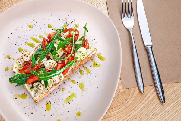 Mozzarella, kiraz domates ve arugula ile bruschetta üst görünümü ahşap masa üzerinde tabak tabak tabaktabak tabaktabak tabaktabak tabak tabak tabak tabak tabak tabak tabak tabak tabak tabaktabak tabak tabak tabak tabak tabak tabak tabak tabak tabak tabak tabaktabak tabak tabak tabak tabak tabak tabak tabak tabak tabak tabak tabak tabaktabak tabak tabak tabaktabak tabaktabak tabaktabak tabak tabak tabaktabak tabaktabak Öğle yemeği için düz yatıyordu gıda yukarıdan görünümü. Sağlıklı atıştırmalık. Tasarım için kopya alanı. İtalyan mutfağı