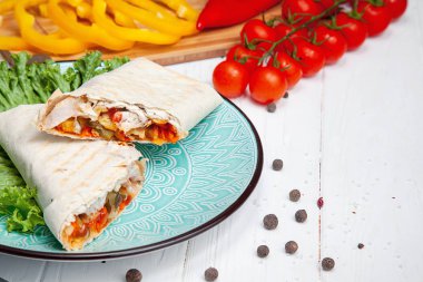 Beyaz arka plan üzerinde mavi tabak standları üzerinde geleneksel Arap shawarma, shaurma veya kebap yakından görünümü. Ingridients, domates, baharat ve biber ile Freh döner. Kopya alanı ile Arap mutfağı