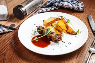 Ahşap kahverengi arka plan üzerinde beyaz tabak tabaktabak tabaktabak tabak tabak tabak tabak tabak tabak tabak tabak tabak tabak tabak tabak tabak tabak tabak tabak tabak tabak tabak tabak tabak tabak tabak tabak tabak tabak tabak tabak tabak tabak tabak tabak tabak tabak tabak tabak tabak tabak tabak tabak tabak tabak tabak tabak tabak tabak tabak tabak tabak tabak tabak Tasarım için kopya alanı. Modern mutfak