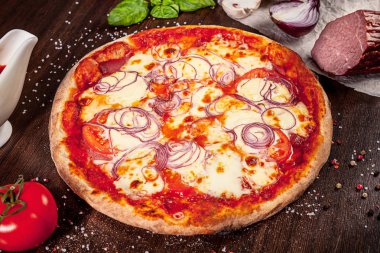 Jambon, soğan ve parmesan ve kahverengi ahşap masa üzerinde ingridients ile beyaz sos ile pizza üst görünümü. Tarif veya menü için resim. Tasarım için kopya alanı. Servis ve pişmiş pizza. İtalyan mutfağı