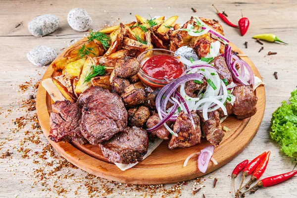 Closeup view on set of grilled vegetables and meat served on wooden serving board on the table with herbs spices. Barbecue pork, beef and chicken, mushroom and potatoe. Copy space. Picture for menu — Stock Photo, Image