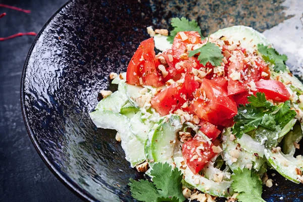 Kabak, domates ve koyu kase krem peynir ile taze yaz salatası. Yakın yemek. Vegan, diyet, fotokopi alanı ile sağlıklı gıda