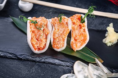 pirinç cips avokado ile modern hizmet Somon tartar. sağlıklı gıda. çiğ deniz ürünleri. microgreen ve tobiko havyar ile çiğ somon. Güzel yemekler karanlık arka planda hizmet vermiştir. Japon gıda tarzı