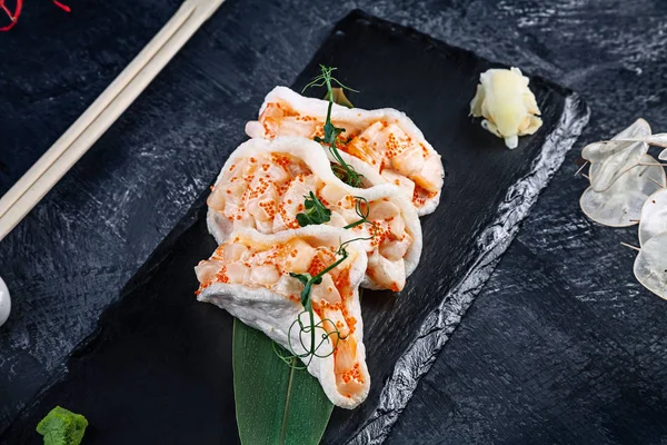 Tartre de pétoncle au service moderne avec avocat dans des chips de riz. nourriture saine. fruits de mer crus. pétoncles crus avec microvert et caviar Tobiko. Belle nourriture servie sur fond sombre. style alimentaire japonais — Photo