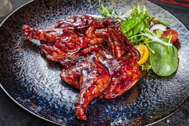 Tavuk tabaka üzerine yakın, ızgara tavuk. Geleneksel Gürcü mutfağı. Pan-Fried tavuk koyu plaka üzerinde hizmet vermiştir. Menü için gıda fotoğraf arka plan. Cope alanı.