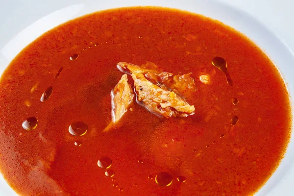 Röd Ukha eller traditionell rysk soppa med skaldjur. Soppa med lax, potatis och morot serveras i vit skål. Hälsosam mat till lunch. Bantning. — Stockfoto