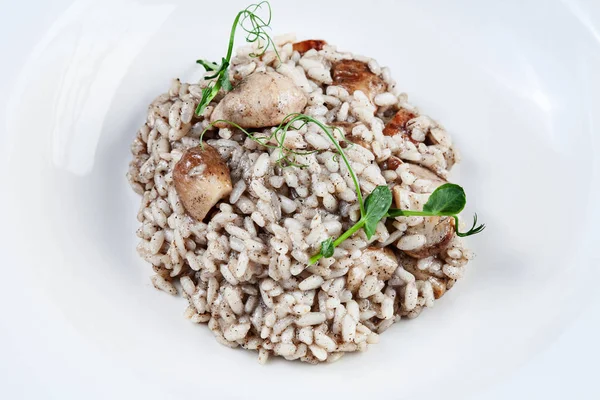 Close up risotto with porcini mushrooms and truffle pasta in white bowl. Homemade italian cuisine. Healthy food with copy space. Food photo background for menu. — Stock Photo, Image