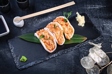 pirinç cipsi avokado ile modern hizmet ton balığı somon. sağlıklı gıda. çiğ deniz ürünleri. mikroyeşil ve Tobiko havyar ile ham ton balığı. Güzel yemekler karanlık arka planda servis edilir. japon gıda tarzı