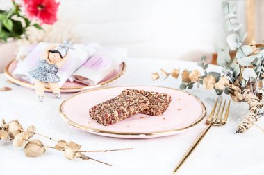 İncirli vejetaryen sağlıklı Barlar beyaz arka plan üzerinde gül plaka sıcağa servis edilir. Yatay yemek fotoğrafını kapatın. Glutensiz, sağlıklı tatlı. Vegan yiyecekler ve tatlılar. Ev yapımı atıştırmalık. Kopyalama alanı