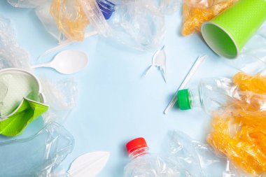 Geri dönüşüm konsepti. ekoloji, çevre kirliliği. Ezilmiş ve parçalanmış plastik arka plan. Üst görünüm kopya alanı. Mavi arka plan yatay. hazır Ban plastik. Plastik kirliliği