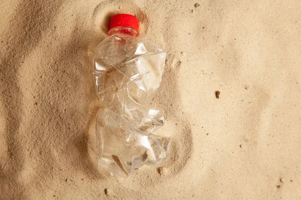 Prohibición de plástico. ecología, medio ambiente, contaminación plástica. Contaminación oceánica. Vista superior sobre plástico en arena. Basura en el concepto de playa. contaminación provocada por el hombre y cartel medioambiental. obras de arte creativo — Foto de Stock