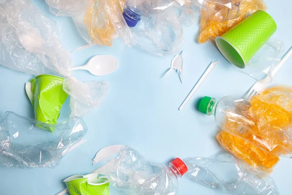 Concepto de reciclaje. ecología, contaminación ambiental. Fondo de plástico triturado y arrugado. Espacio de copia de vista superior. Fondo azul horizontal. listo Prohibición de plástico. contaminación plástica — Foto de Stock