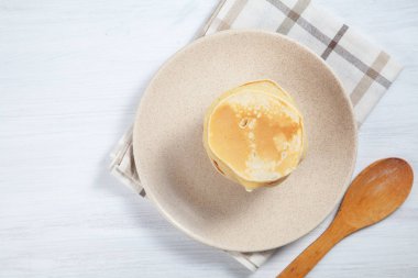 Sağlıklı yaz kahvaltısı. Beyaz arka planda gözleme glutensiz yığını. Üst görünüm. Düz yemek. Tasarım için alanı kopyalayın. Bir yemek. Sabah ışığı