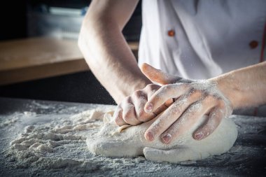 Şef hamuru unla hazırlar. Eller çiğ hamur yoğuruyor Yatay. Kopya alanı. Makarna, fırın veya pizza için glutensiz hamur. Baker işyeri. Şef hamur yapar. Mutfak, yemek pişirme, fırın konsepti