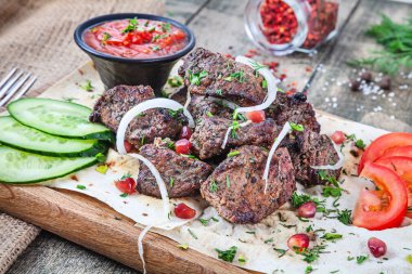 Izgara dana eti üzerinde pişirilen servisin görünümüne yakın. pide ile shashlik veya barbekü et. Şiş kebap, geleneksel gürcü mutfağı yemekleri. Tasarım için kopyalama alanı