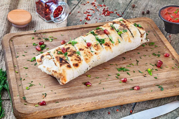 Shaurma, shawerma, kebap soslu tahta da servis edilir. Falafelli vegan yiyecekler. Arap ya da Doğu mutfağı. Kopya alanı, seçici odak. Baharat, kiraz domates ve biber ile Shaurma — Stok fotoğraf