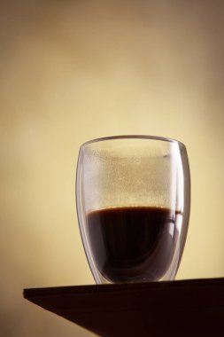 Bir beton duvarın önünde coffe sıcak cam yakın görünümü. Sabah içkisi kokundu. Kahvaltı, creaitive natürmort fotoğraf gıda. trending çift duvarlı cam. Bir fincan espresso kahve