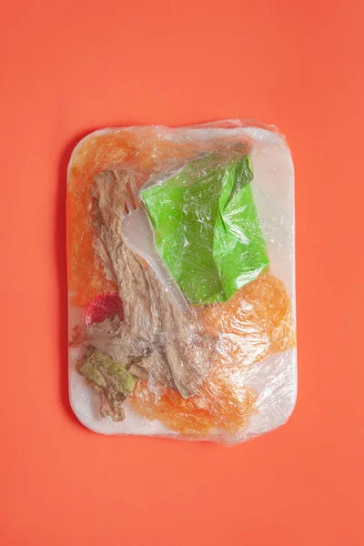 Bodegón cocnept de la contaminación plástica de alimentos. Cartel creativo para la campaña de prohibición de plástico. plástico en forma de alimentos en el paquete del supermercado. Ecología, concepto verde. reciclar el concepto — Foto de Stock