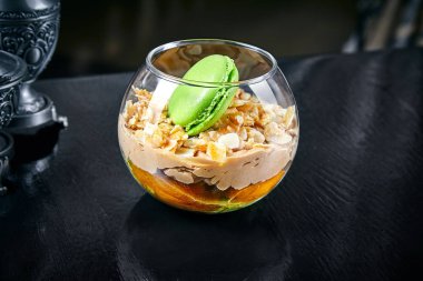 Kavanozda makaronlu kayısı tatlısı. kayısı ve badem ile puding. Kopya alanı ile tatlı gıda arka plan kapatın. tatlı krema lı mus. Ev yapımı yoğurt. kayısı reçeli ve krema