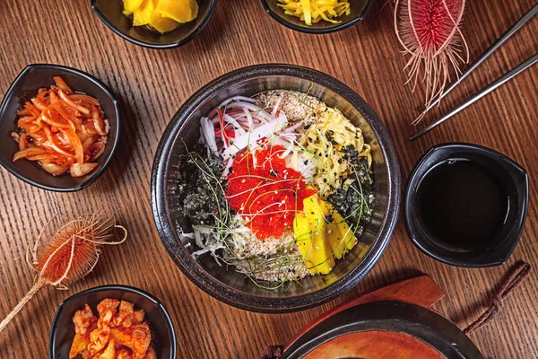 나무 배경에 김치와 함께 평평한 한국 전통 음식을 누워. 양파, 붉은 소스, 참깨, 닭고기와 한국 국수. 전통 아시아 요리. 점심. 건강한 음식 — 스톡 사진