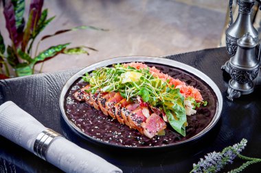 Modern yemekler. Salata ve greyfurt yeşil yaprak ile Nadir Rosto sığır eti. Öğle yemeği için sıcak salata. Sağlıklı yiyecekler. Fırında et. Yakından kapatın. Yatay. Kopyalama alanı