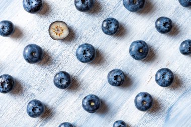 Farklı bir kavram olmak. Tahıl karşı ya da upstream hareket. Minimal. Sağlıklı gıda konsepti. Yaz meyvesi. Yaban mersini deseni düz yatıyordu. Boşluk Kopyala. Yaratıcı düzen. Izometrik