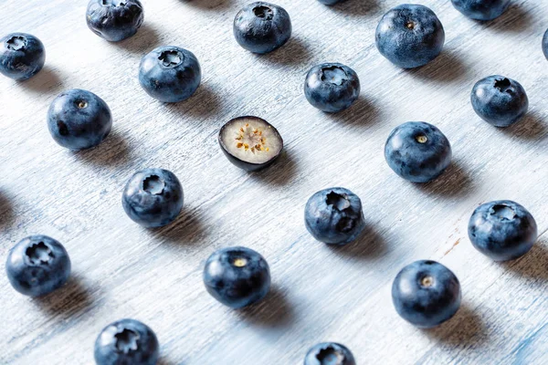 Ser um conceito diferente. Indo contra o grão ou movendo-se para cima. Mínimo. Conceito de alimentação saudável. Fruta de verão. Blueberry padrão flat lay. Espaço para cópia. Layout criativo. Isométrico — Fotografia de Stock