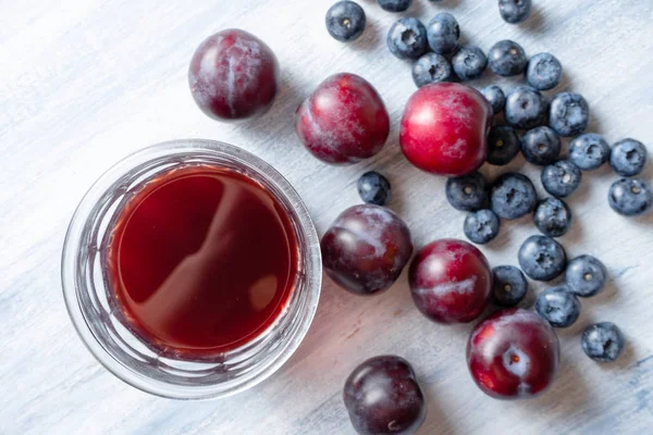 Concepto Jugo Natural Composición Con Zumo Fruta Verano Arándanos Ciruelas — Foto de Stock