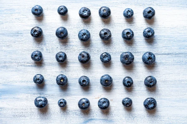 Frukt mönster av färgglada blåbär på rustik trä bakgrund. Översta vyn. Hälsosam matkoncept. Sommarfrukt. Blåbär mönster platt låg. Kopiera utrymme. Minimal — Stockfoto