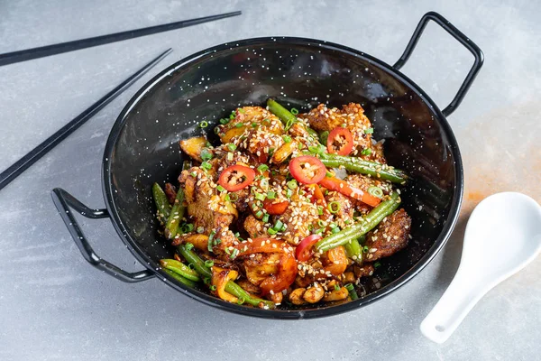 Vista de cerca tradicional Kung Pao (Gong Bao o Kung Po) pollo. Comida panasiática. plato chino picante y salteado con pollo, cacahuetes, verduras y chiles. Cocina de Sichuan. fondo gris — Foto de Stock