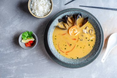 Üst görünüm tom yam pirinç kase ve limon ile servis deniz ürünleri ile. Popüler sıcak ve ekşi Tay çorbası. Kopya alanı. Düz baharatlı ve lezzetli gıda ile yatıyordu. Banner veya menü fotoğrafı. Tom yum