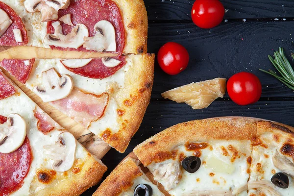 Вид зверху дві піци на темному дерев'яному фоні з інріянтів. Італійська піца з м'ясом на фоні їжі. Смачна домашня італійська кухня піца. Фаст-фуд — стокове фото